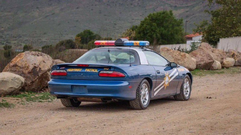 На аукционе продают полицейский Chevrolet Camaro 1995 года с полным оснащением