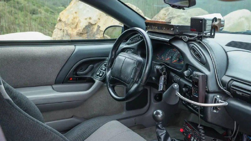 На аукционе продают полицейский Chevrolet Camaro 1995 года с полным оснащением