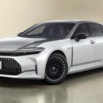 Люксовая версия седана Toyota Crown достигла уровня Maybach с уникальной двухцветной окраской