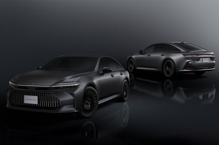 Люксовая версия седана Toyota Crown достигла уровня Maybach с уникальной двухцветной окраской