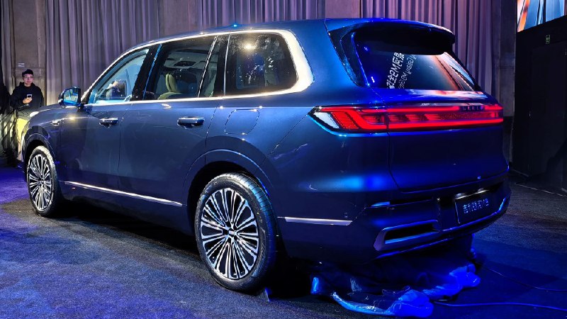 Объявление нового флагманского кроссовера Geely Galaxy M9 в Милане