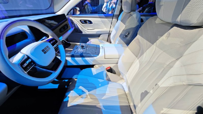 Объявление нового флагманского кроссовера Geely Galaxy M9 в Милане