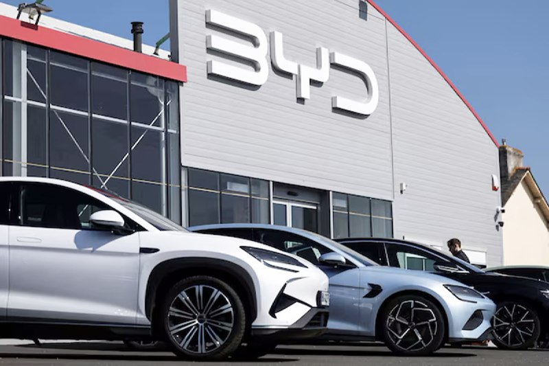 Китайский бренд BYD впервые обошел Tesla по продажам электромобилей в Европе