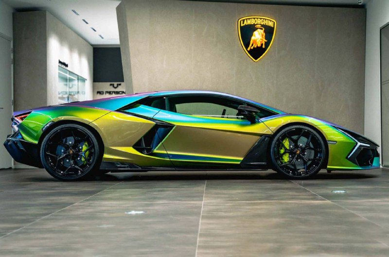 Эксклюзивный гиперкар Lamborghini Revuelto с хамелеоновым покрытием выставлен на продажу за рекордную сумму