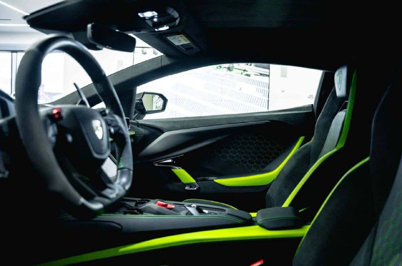 Эксклюзивный гиперкар Lamborghini Revuelto с хамелеоновым покрытием выставлен на продажу за рекордную сумму