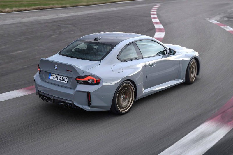 Официальная презентация нового BMW M2 CS 2025: последние заднеприводные «эмоции» с мощным двигателем