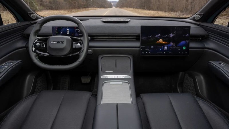 В России начались продажи нового китайского кроссовера Omoda C7