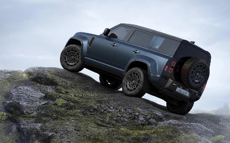 Обновленный Land Rover Defender: новые технологии и улучшения внешнего вида