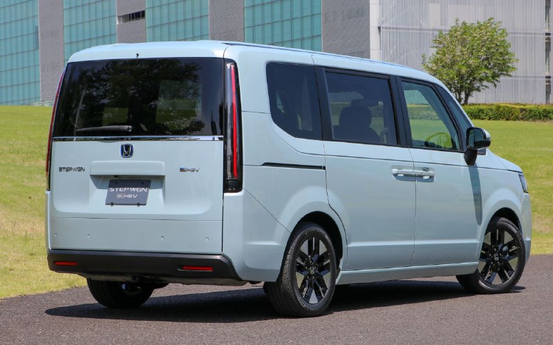 Новые комплектации Honda Stepwgn: премиум-версии и обновленный дизайн