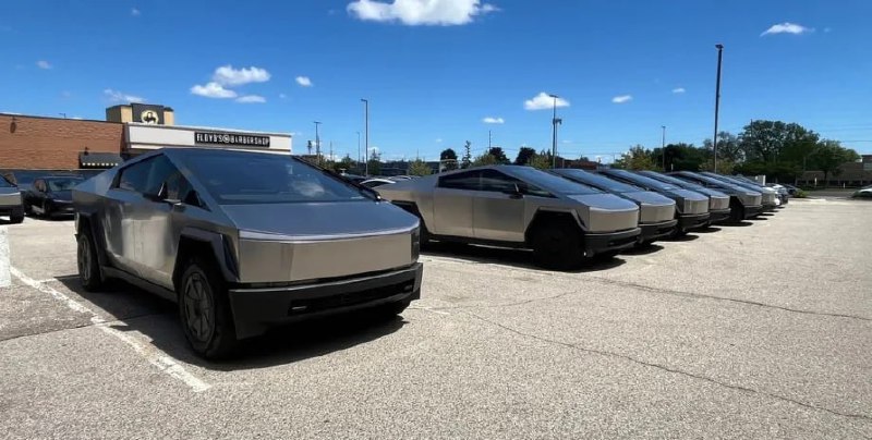 Tesla вынуждена складировать непроданные электромобили из-за падения продаж