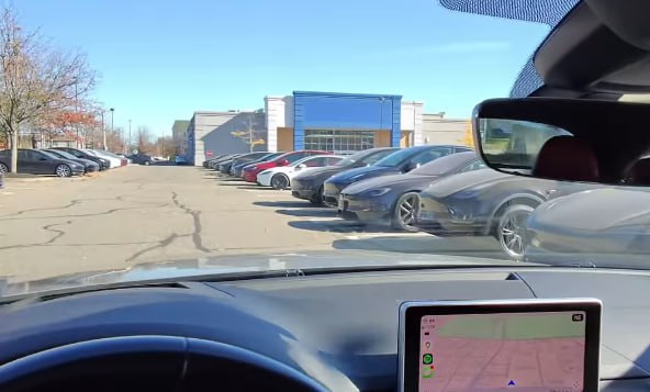 Tesla вынуждена складировать непроданные электромобили из-за падения продаж