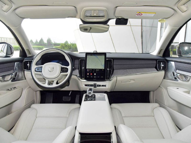 Обновленный седан Volvo S90 представлен исключительно в гибридных версиях
