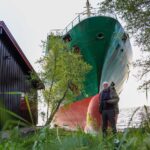 Крупное судно застряло в жилом районе в Норвегии, не проснувшись хозяин