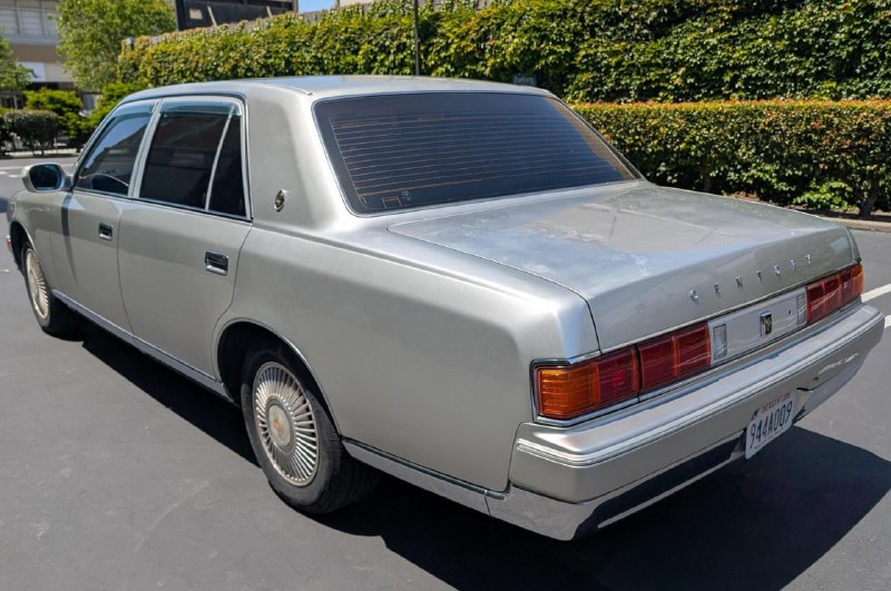 На аукционе в США выставлена редкая Toyota Century с V12 под капотом