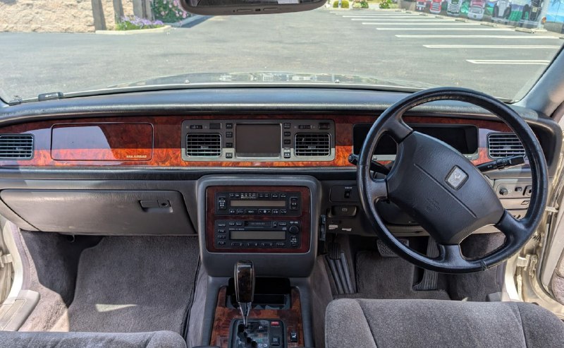 На аукционе в США выставлена редкая Toyota Century с V12 под капотом