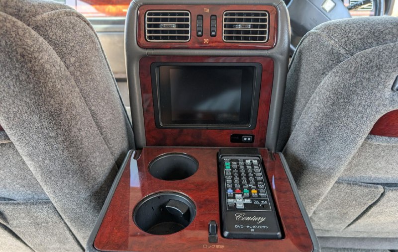 На аукционе в США выставлена редкая Toyota Century с V12 под капотом