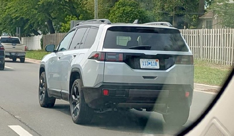 Первые фотографии задней части нового Jeep Cherokee шестого поколения