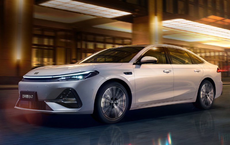 Geely представила новый гибридный седан Galaxy A7 с рекордным запасом хода