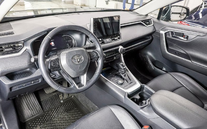 Обзор популярного кроссовера Toyota RAV4 пятого поколения: плюсы и минусы различных сборок