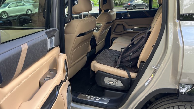 Новый гибридный SUV Fangchengbao Leopard 8: инновации от BYD в Москве