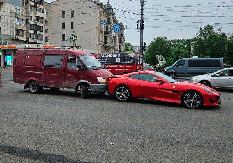 В Санкт-Петербурге произошла авария с участием ГАЗели и Ferrari Portofino