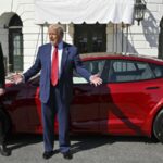 Трамп распродаёт свою Tesla из-за обострения конфликта с Маском