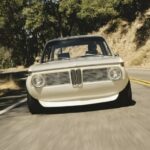 Рестомод классического BMW 2002 с карбоновыми панелями и современными технологиями