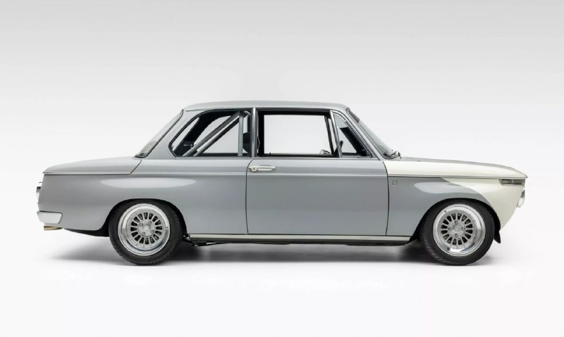 Рестомод классического BMW 2002 с карбоновыми панелями и современными технологиями