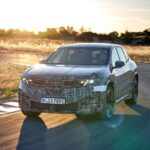 BMW iX3 с интеллектуальными функциями: саморегулирующиеся поворотники и автозапуск