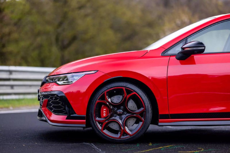 Volkswagen выпускает юбилейную версию Golf GTI Edition 50: самые мощные характеристики за все времена Volkswagen выпускает юбилейную версию Golf GTI Edition 50: самые мощные характеристики за все времена