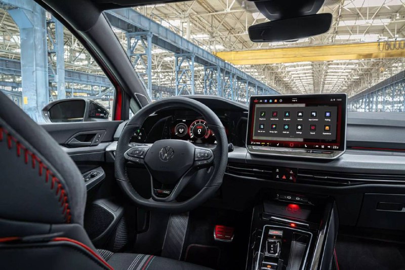 Volkswagen выпускает юбилейную версию Golf GTI Edition 50: самые мощные характеристики за все времена Volkswagen выпускает юбилейную версию Golf GTI Edition 50: самые мощные характеристики за все времена