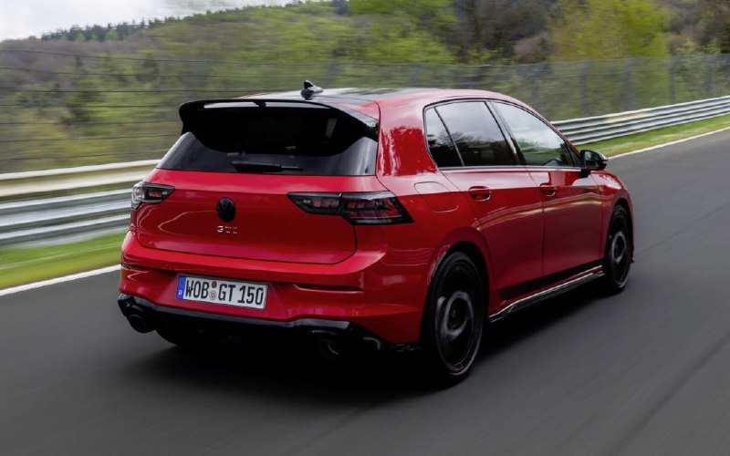 Volkswagen презентовал ограниченную серию мощного и скоростного Golf GTI Edition 50 Volkswagen презентовал ограниченную серию мощного и скоростного Golf GTI Edition 50