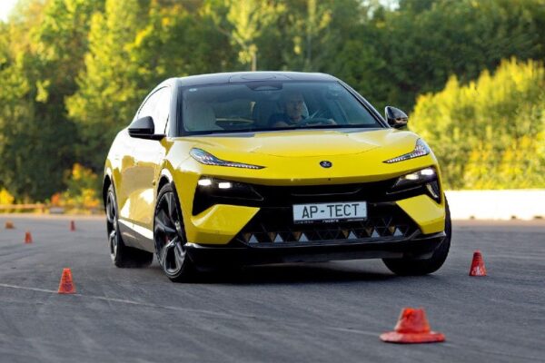 Обзор электрического кроссовера Lotus Eletre: первый опыт работы на трассе