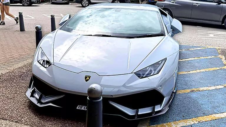 Легальный пользователь спорткара Lamborghini показал доказательства инвалидности после обвинений в неправильной парковке