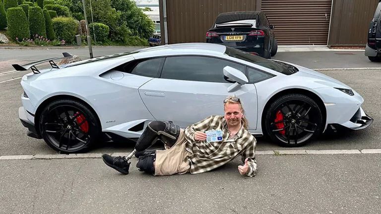 Легальный пользователь спорткара Lamborghini показал доказательства инвалидности после обвинений в неправильной парковке