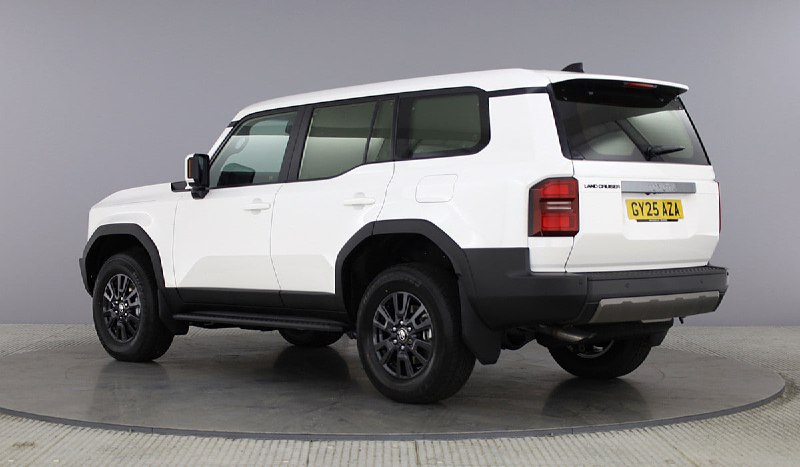 В Европе представили коммерческий Land Cruiser и новый гибридный движок