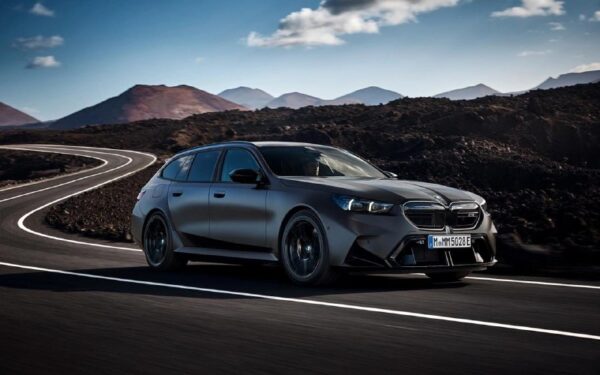 В России начались продажи нового универсала BMW M5 с гибридным мотором