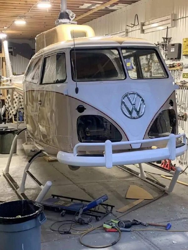 Инженер превратил старый Volkswagen T2 в работающий вертолёт