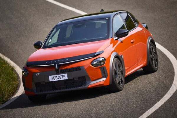 Lancia Возрождает Спортивную Линейку HF с Электрическими Моделями