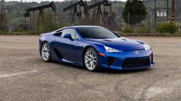 На аукционе выставят уникальный синий Lexus LFA — редкий суперкар в эксклюзивном цвете