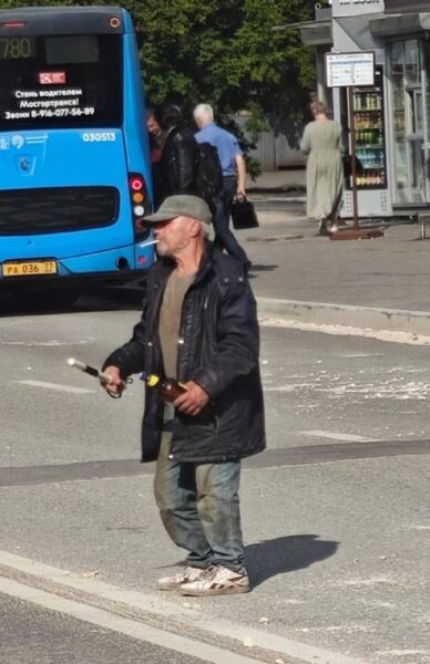 Необычный случай на метро: пьяный человек в роли регулятора дорожного движения