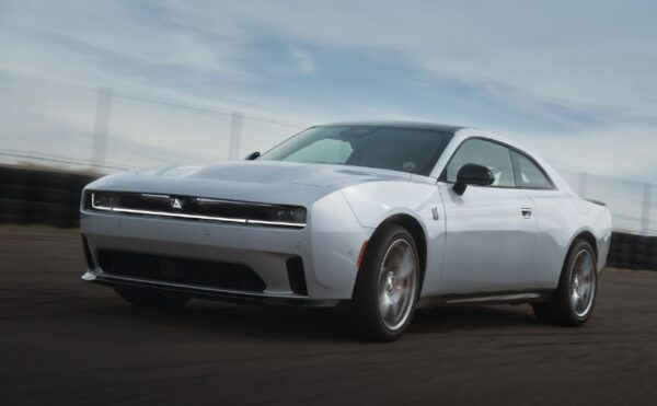 Dodge проводит массовый отзыв электромобилей Charger Daytona из-за проблем с звуковой системой