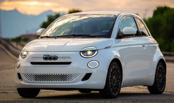 Fiat воскрешает бензиновую версию модели 500 после двухлетнего перерыва