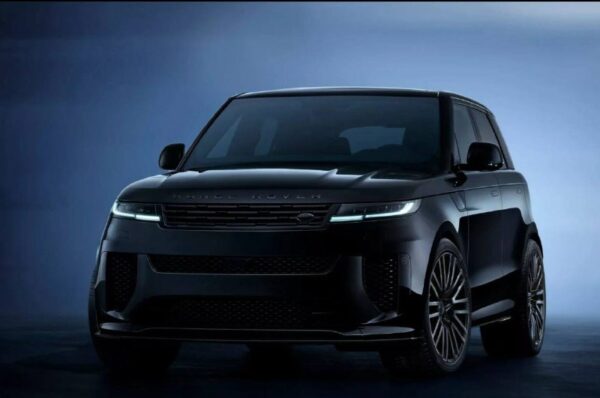 Новая версия Range Rover Sport: стиль и мощь в черных оттенках