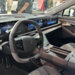Российский сборочный завод представил уникальный российский гибридный седан Voyah Passion EVR с русской росписью