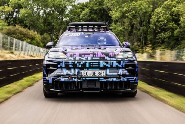 Новый электрический Porsche Cayenne представлен в камуфляже
