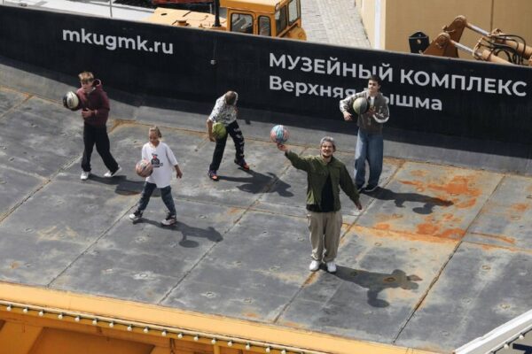 Необычный турнир по фристайл-баскетболу в кузове гигантского самосвала БелАЗ-75710