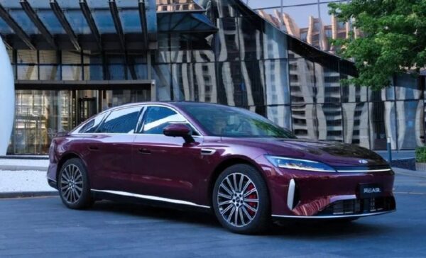 В Китае стартовали продажи нового гибридного седана Chery Fulwin A9L
