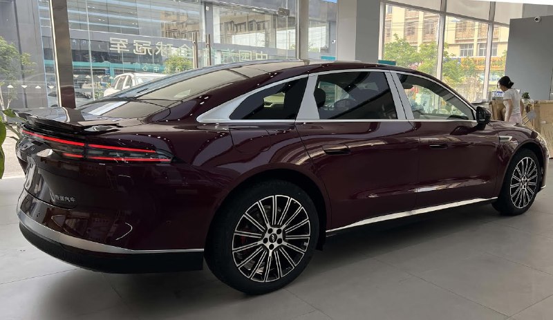 В Китае стартовали продажи нового гибридного седана Chery Fulwin A9L