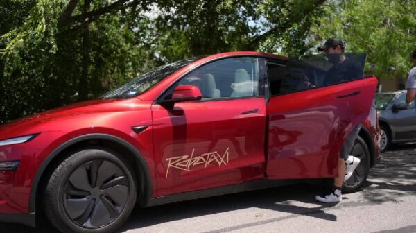 Первое ДТП беспилотного такси Tesla в США
